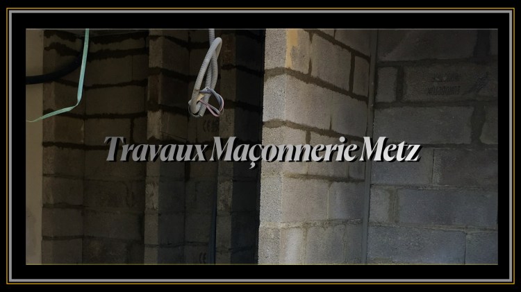 Chantier de maçonnerie de gros œuvre à Metz montrant des murs en parpaings et le passage de gaines électriques par BT Construction.