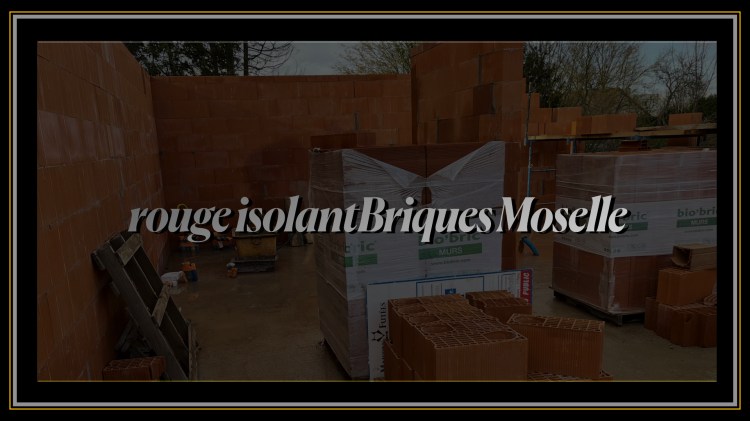 Chantier de maçonnerie en Moselle montrant l'élévation de murs en briques isolantes de terre cuite rouge avec palettes de matériaux Bio’bric par BT Construction.