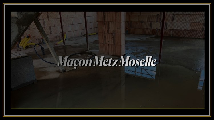 Travaux de maçonnerie générale par BT Construction à Metz : dalle béton coulée et élévation de murs en briques sur un chantier de maison individuelle.