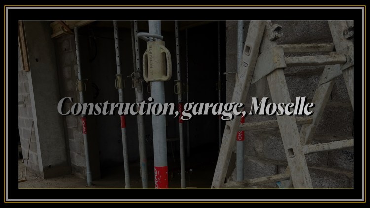 Construction garage en maçonnerie sur chantier en Moselle par BT Construction. Travaux de gros œuvre comprenant coffrage, élévation des murs et préparation de la structure.