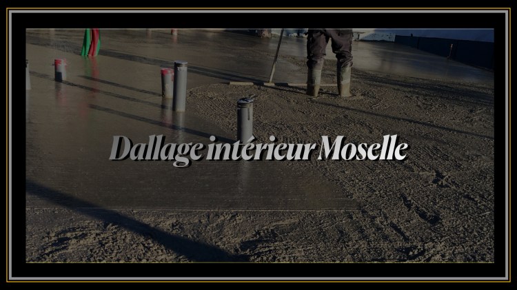 Mise en œuvre d'un dallage intérieur en béton liquide par un maçon professionnel en Moselle, chantier de gros œuvre BT Construction.