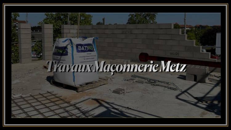 Chantier de maçonnerie à Metz montrant l'élévation de murs en parpaings avec du matériel de construction professionnel